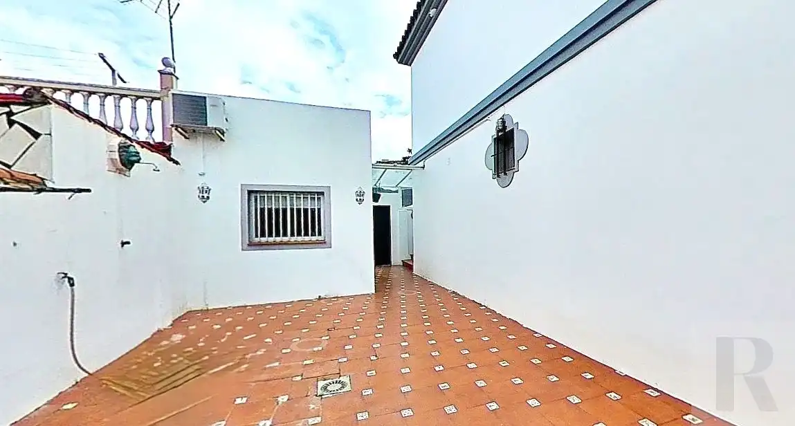 Vista exterior de Casa o xalet en venda en Algeciras amb Aire condicionat, Terrassa i Traster