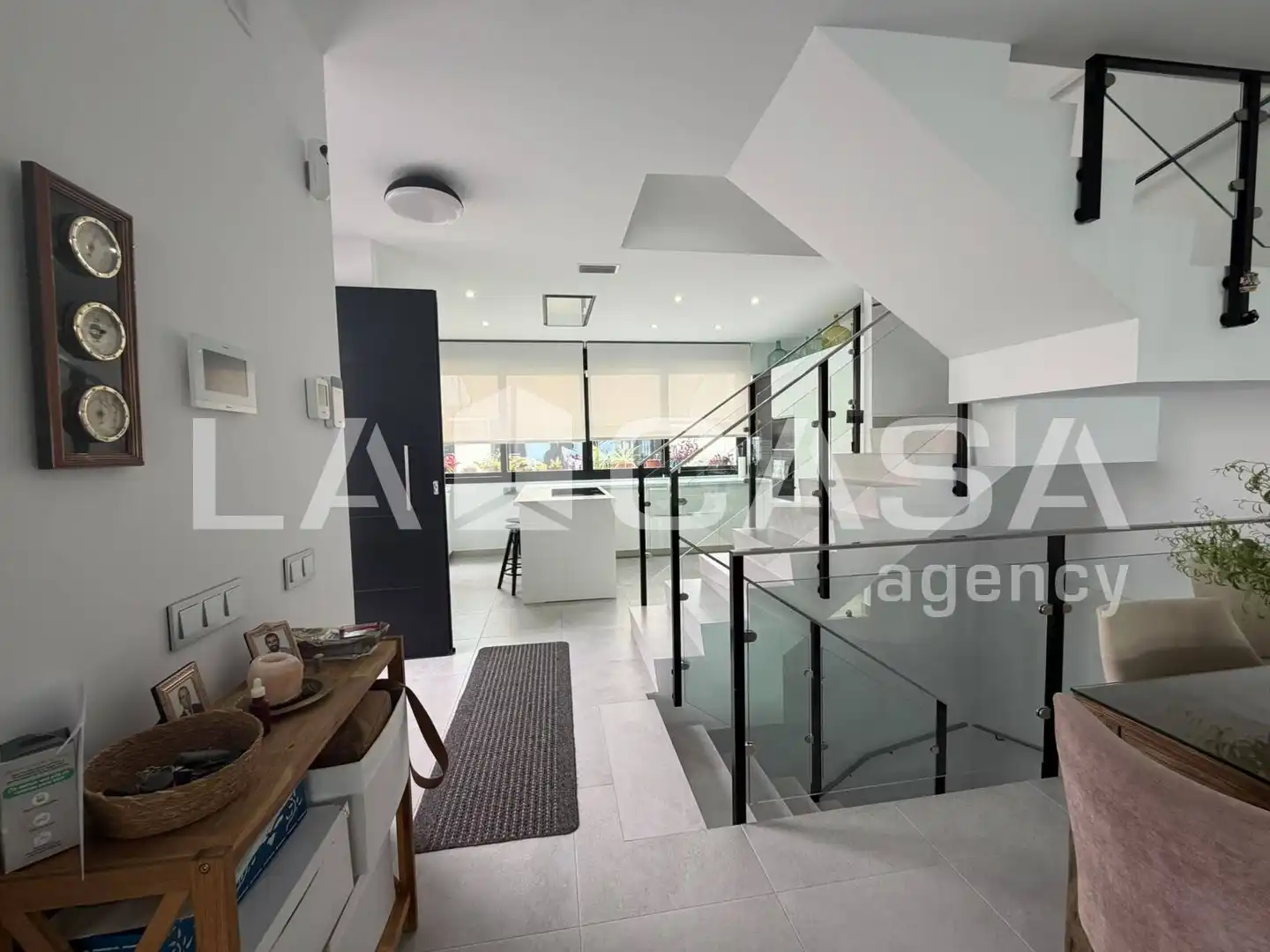 Einfamilien-Reihenhaus zum Verkauf in Dos Hermanas mit Klimaanlage, Terrasse und Abstellraum