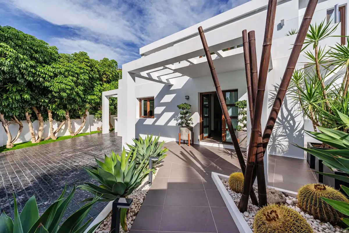 Vista exterior de Casa o chalet en venta en Marbella con Terraza y Piscina