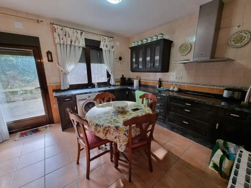 Cuina de Casa o xalet en venda en Valdastillas amb Aire condicionat, Calefacció i Terrassa