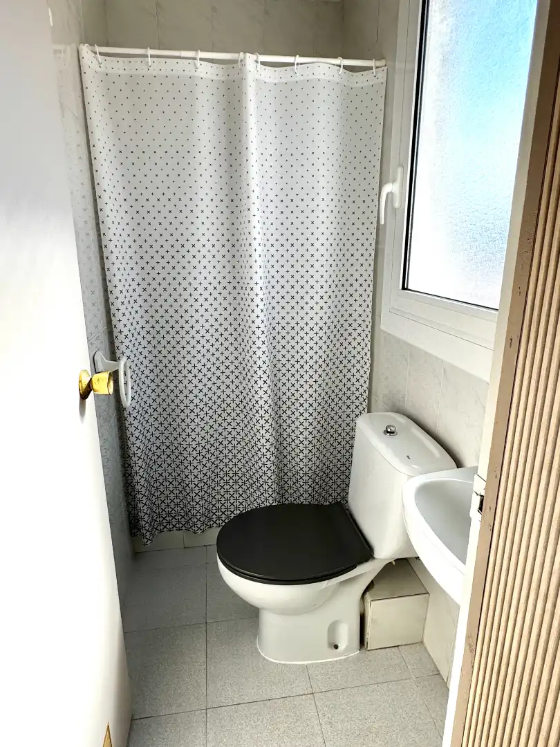 Baño de Apartamento de alquiler en Salou con Aire acondicionado, Terraza y Amueblado