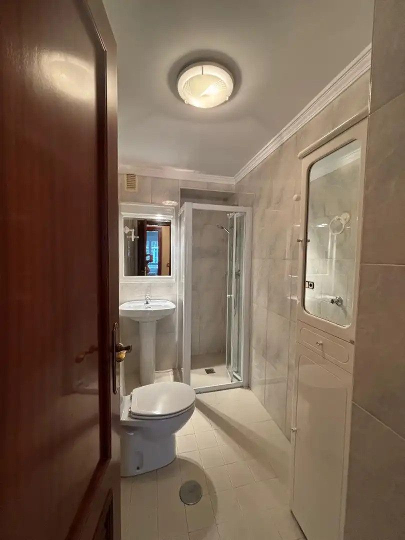 Baño de Piso de alquiler en  Pamplona / Iruña con Calefacción, Parquet y Amueblado