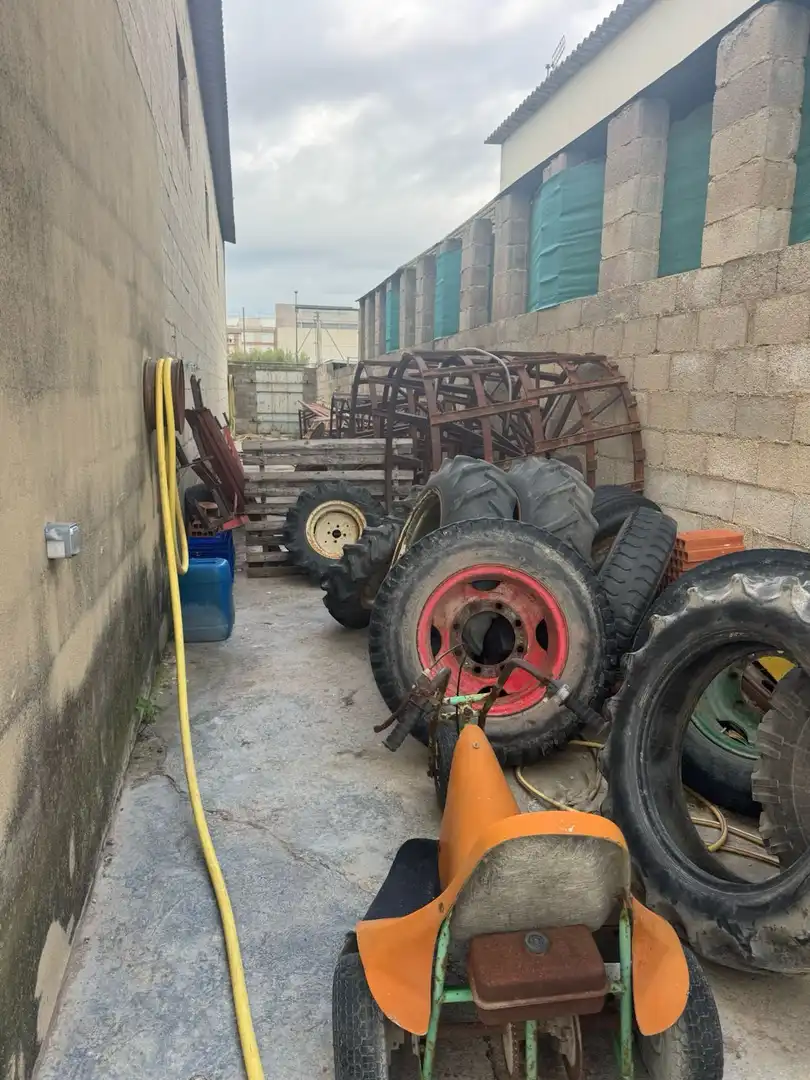 Parkplatz von Fabrikhallen zum Verkauf in Sueca