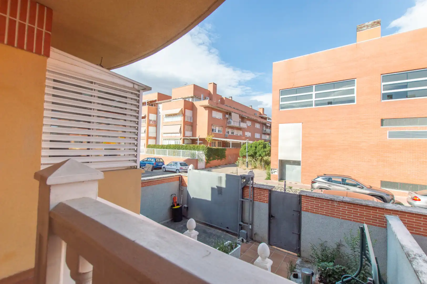 Vista exterior de Casa adosada en venta en Alcalá de Henares con Aire acondicionado, Calefacción y Terraza