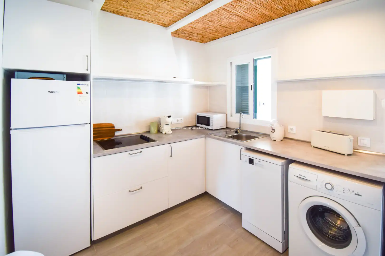 Cuina de Apartament en venda en Ciutadella de Menorca amb Aire condicionat, Terrassa i Piscina comunitària