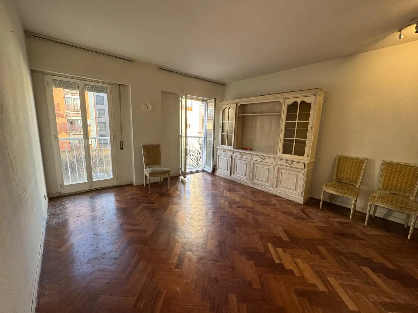 Living room of Flat for sale in Madrid  with Air Conditioner, Private garden and Parquet flooring