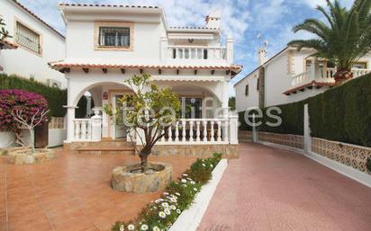 Vista exterior de Casa o xalet en venda en La Nucia amb Aire condicionat, Jardí privat i Terrassa