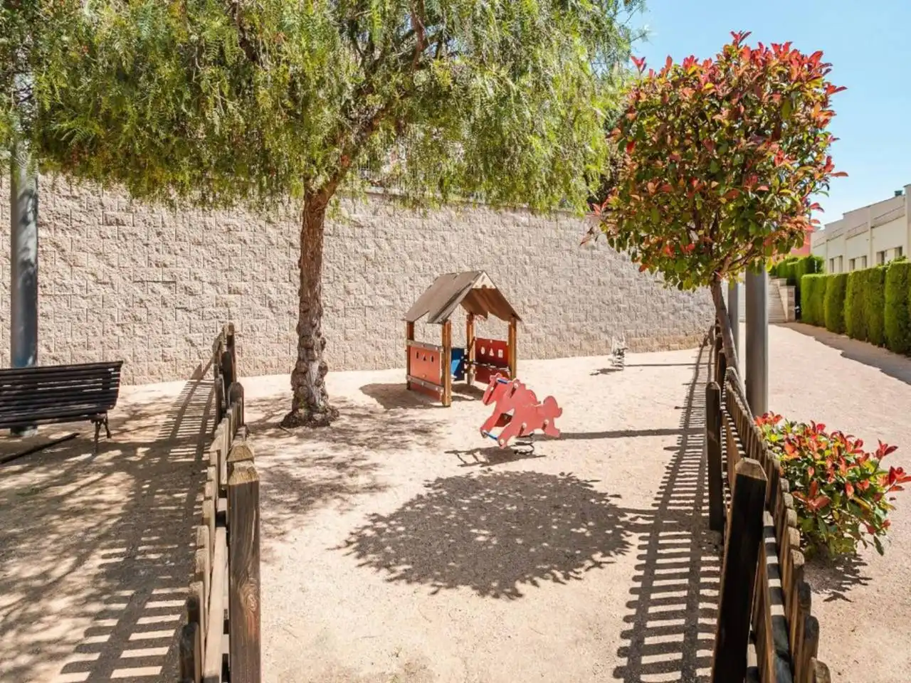 Garten von Einfamilien-Reihenhaus zum Verkauf in Sant Andreu de Llavaneres mit Klimaanlage, Heizung und Terrasse
