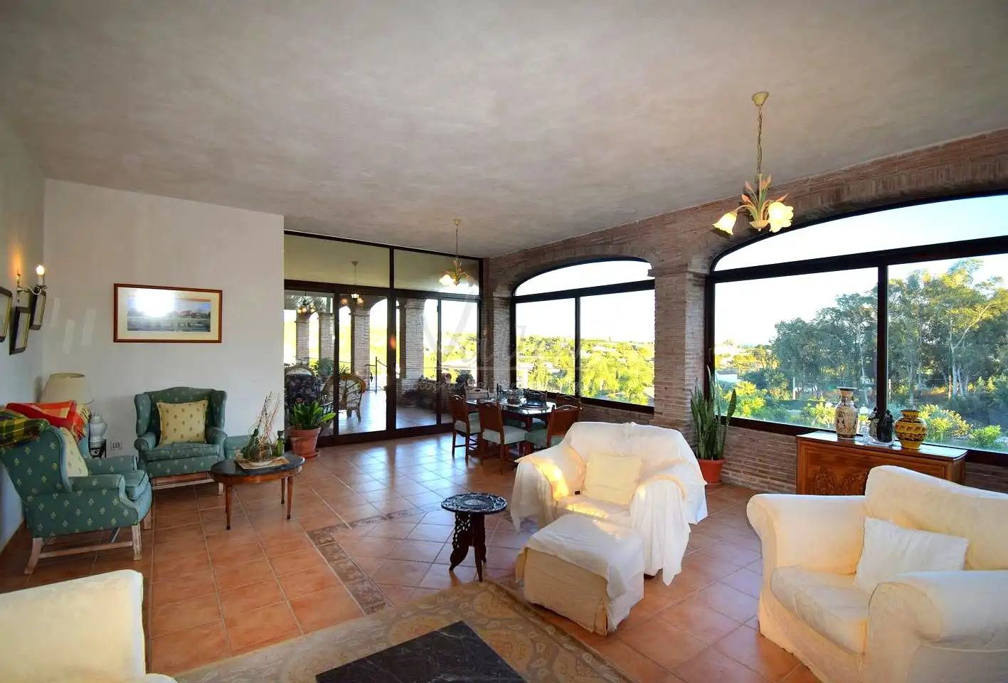 Sala d'estar de Finca rústica en venda en Estepona amb Jardí privat, Terrassa i Traster