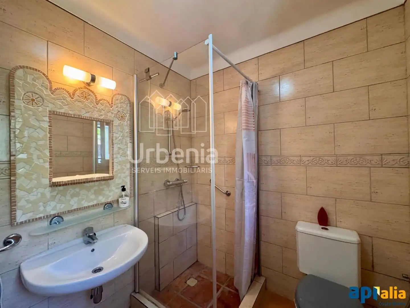 Baño de Piso en venta en Lloret de Mar con Aire acondicionado, Piscina y Amueblado