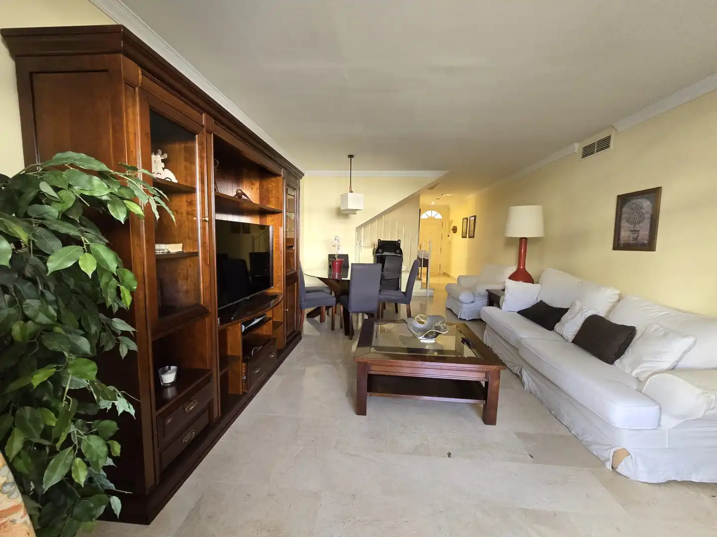 Wohnzimmer von Einfamilien-Reihenhaus zur Miete in Marbella mit Möbliert