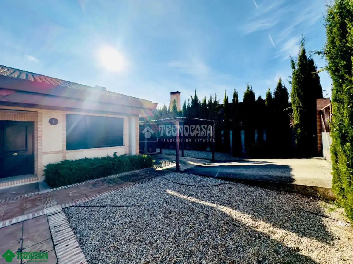 Vista exterior de Casa o chalet en venta en Layos con Calefacción y Jardín privado