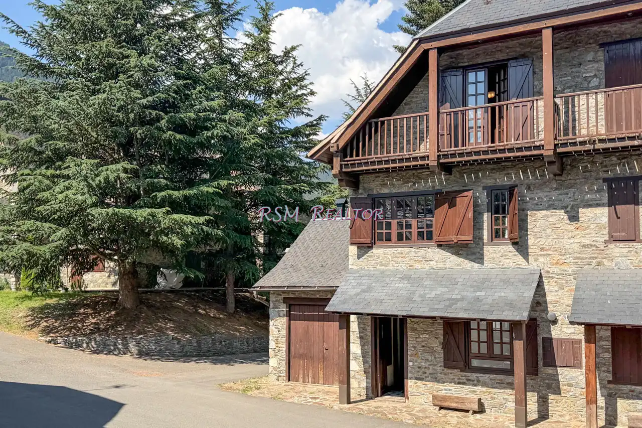 Vista exterior de Casa o xalet en venda en Vielha e Mijaran amb Calefacció, Jardí privat i Parquet