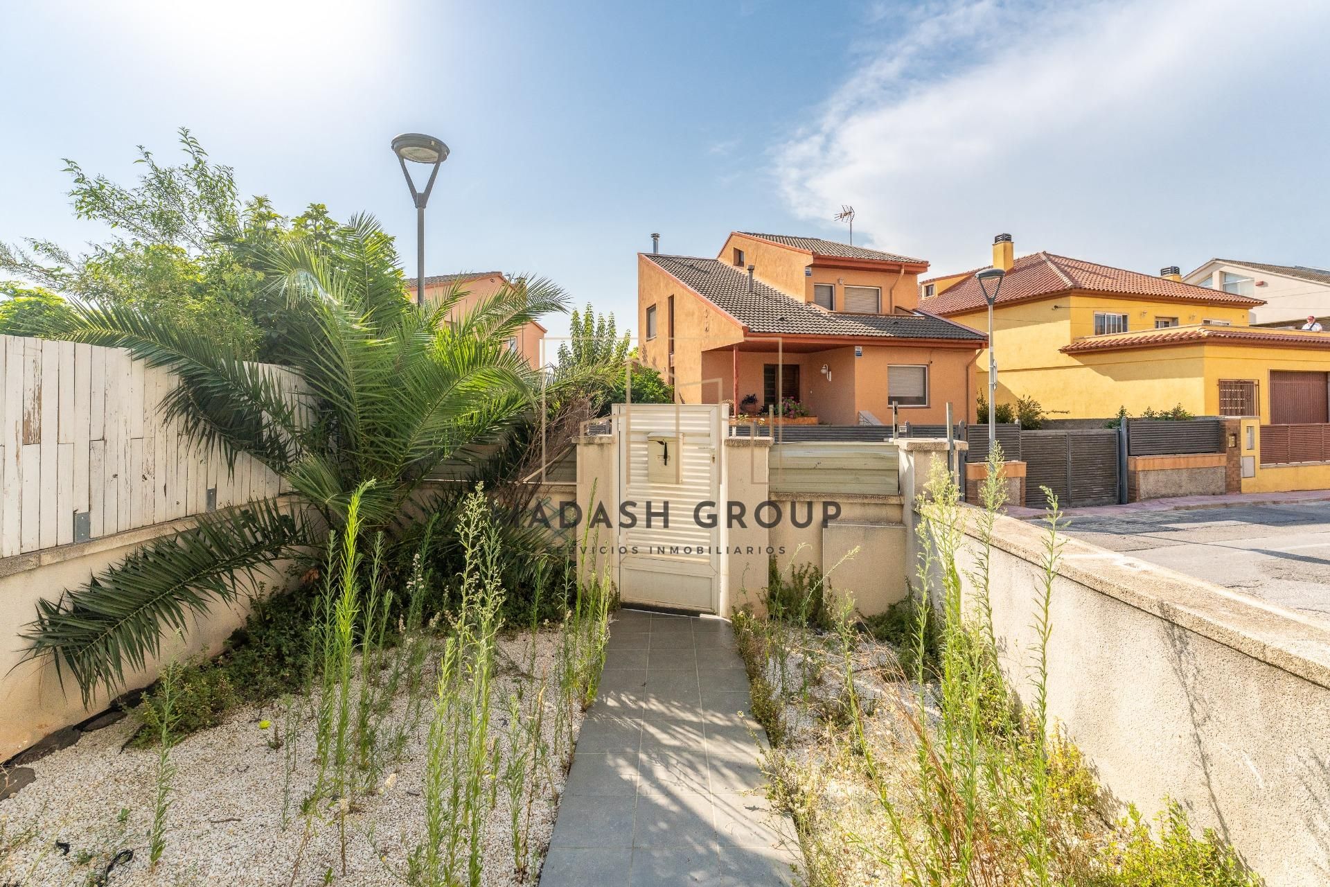 Vista exterior de Casa adosada en venda en Valls amb Jardí privat i Terrassa