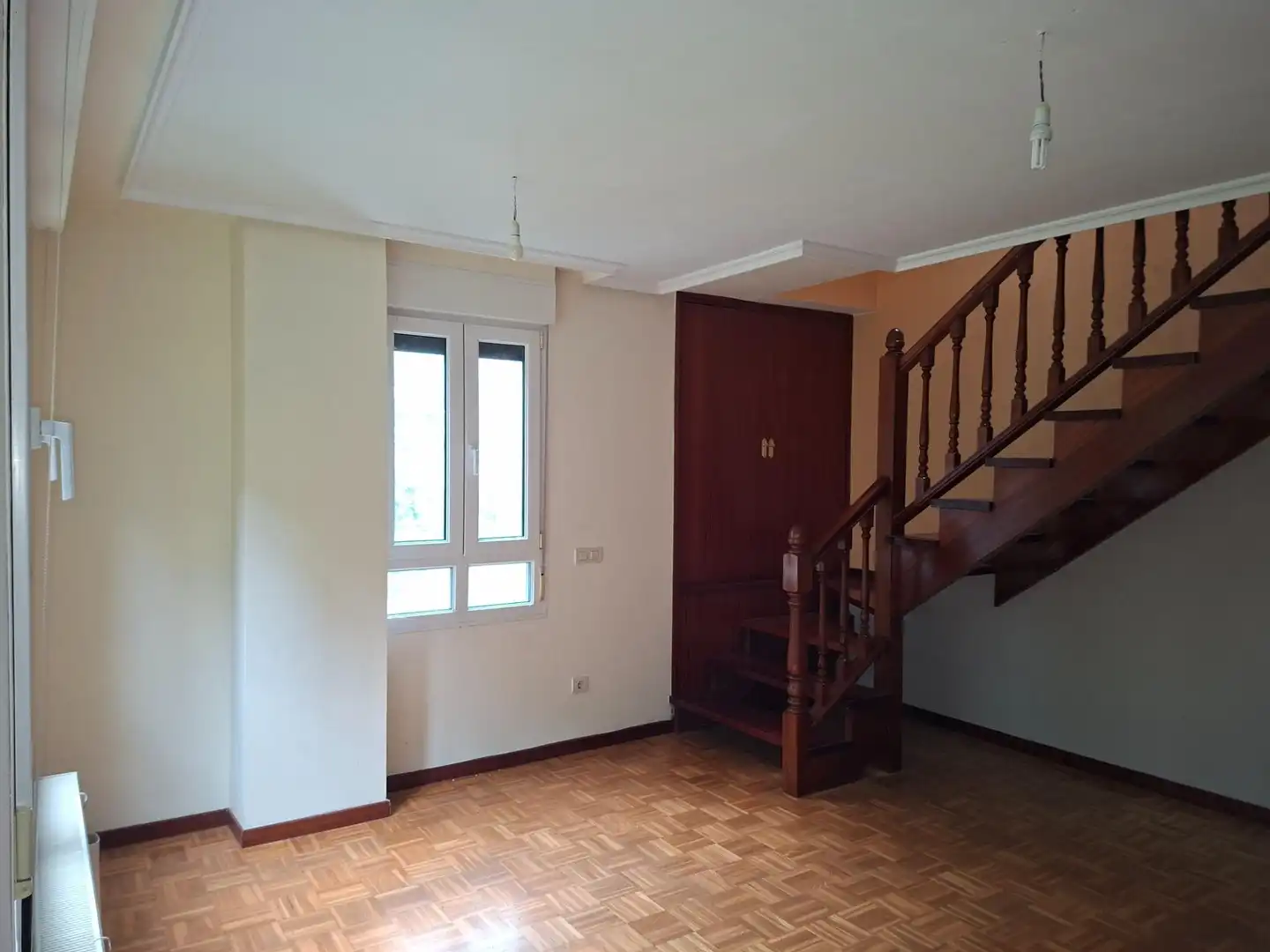 Sala d'estar de Dúplex en venda en Mieres (Asturias) amb Calefacció, Parquet i Traster