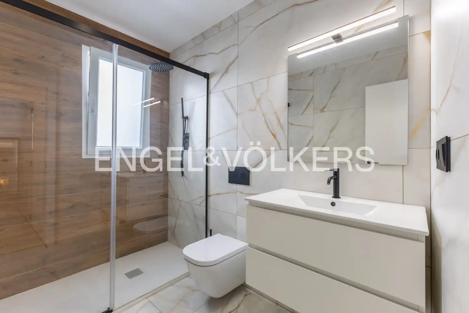 Bathroom of Flat for sale in Valencia  with Air Conditioner, Heating and Balcony