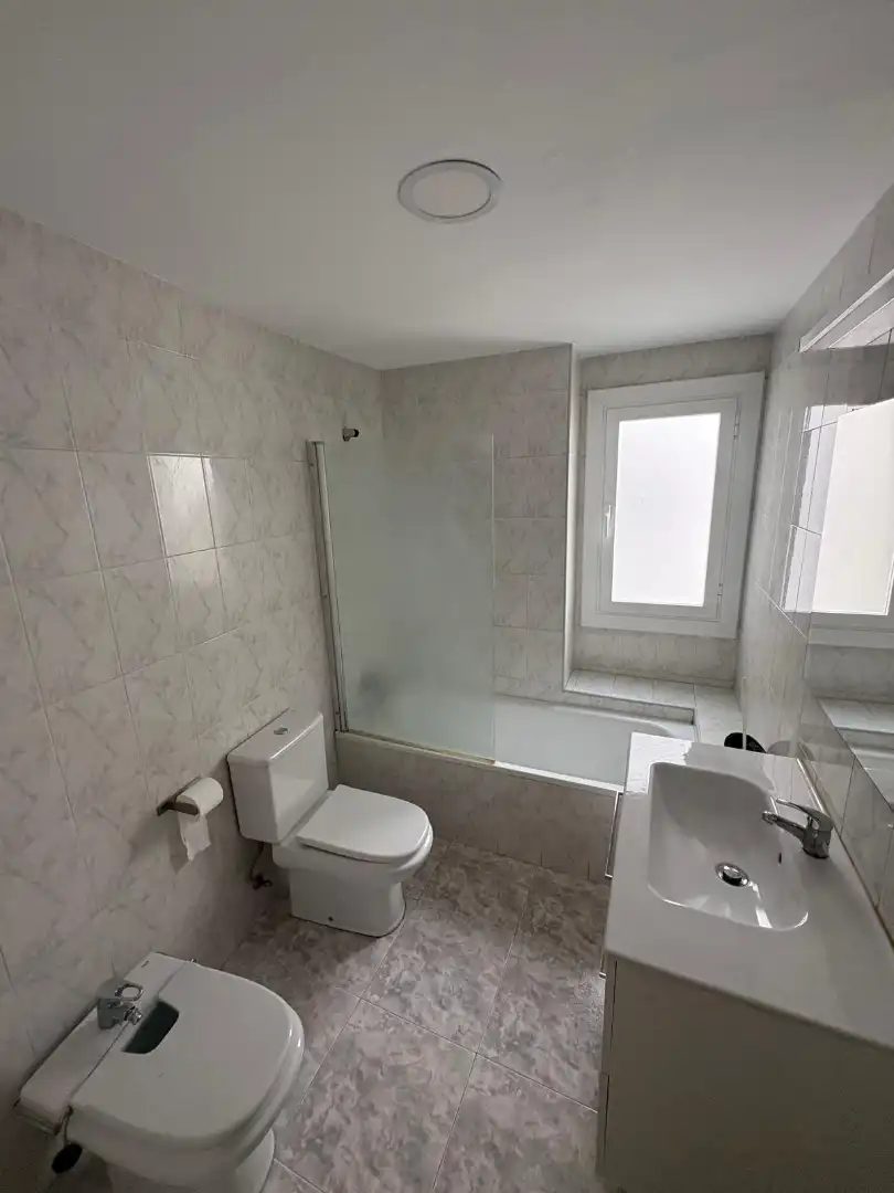 Bathroom of Flat for rent in Zaragoza  with Heating, Parquet flooring and Oven