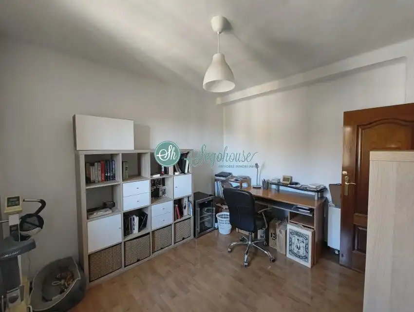 Piso en venta en Segovia con Calefacción, Parquet y Terraza