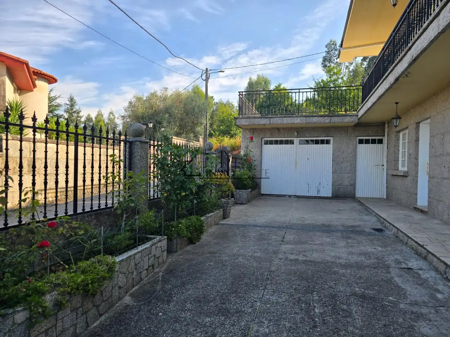 Vista exterior de Casa o xalet en venda en Pontevedra Capital  amb Calefacció, Jardí privat i Terrassa