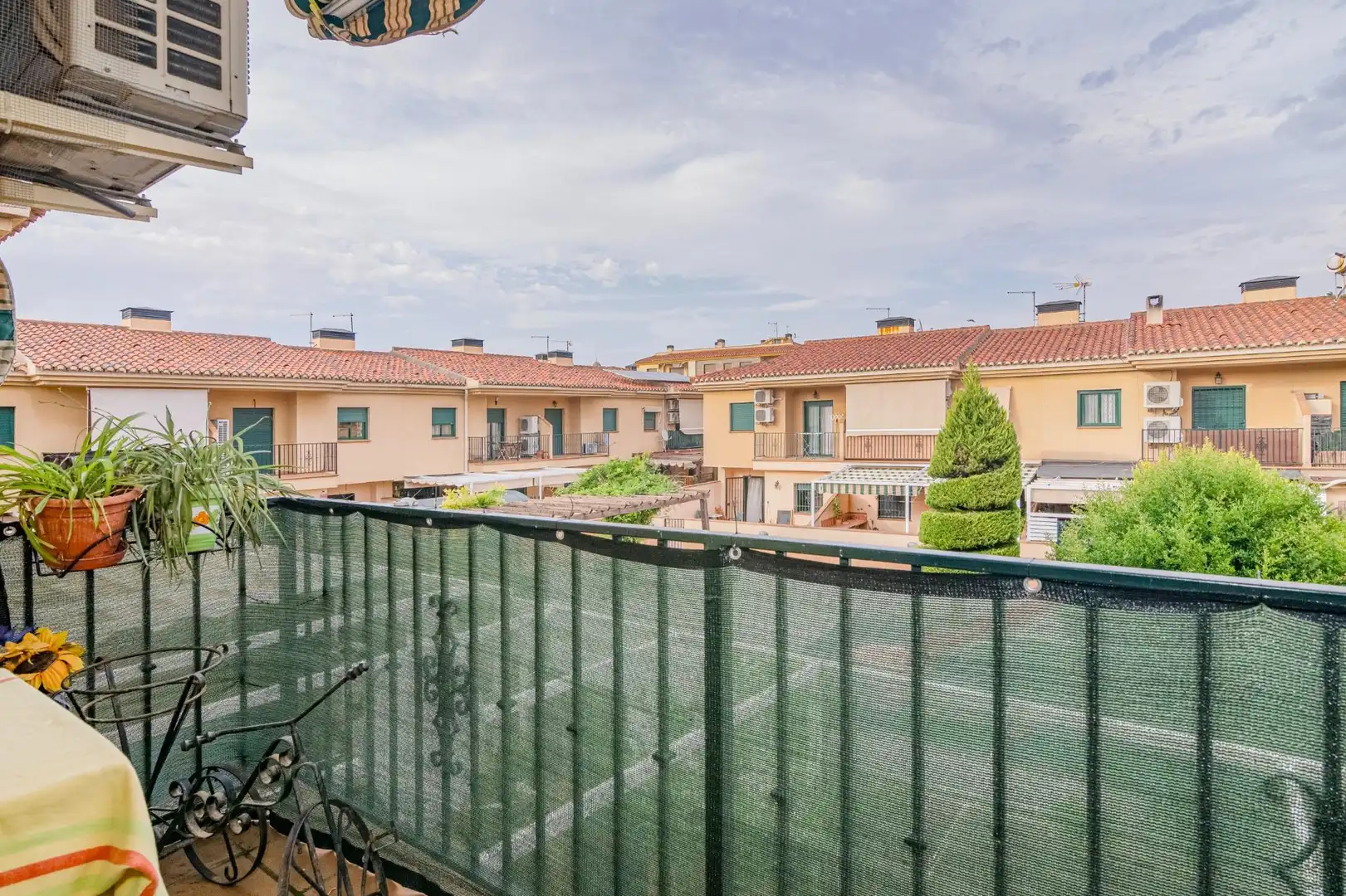 Vista exterior de Casa adosada en venda en Alhendín amb Terrassa, Traster i Balcó