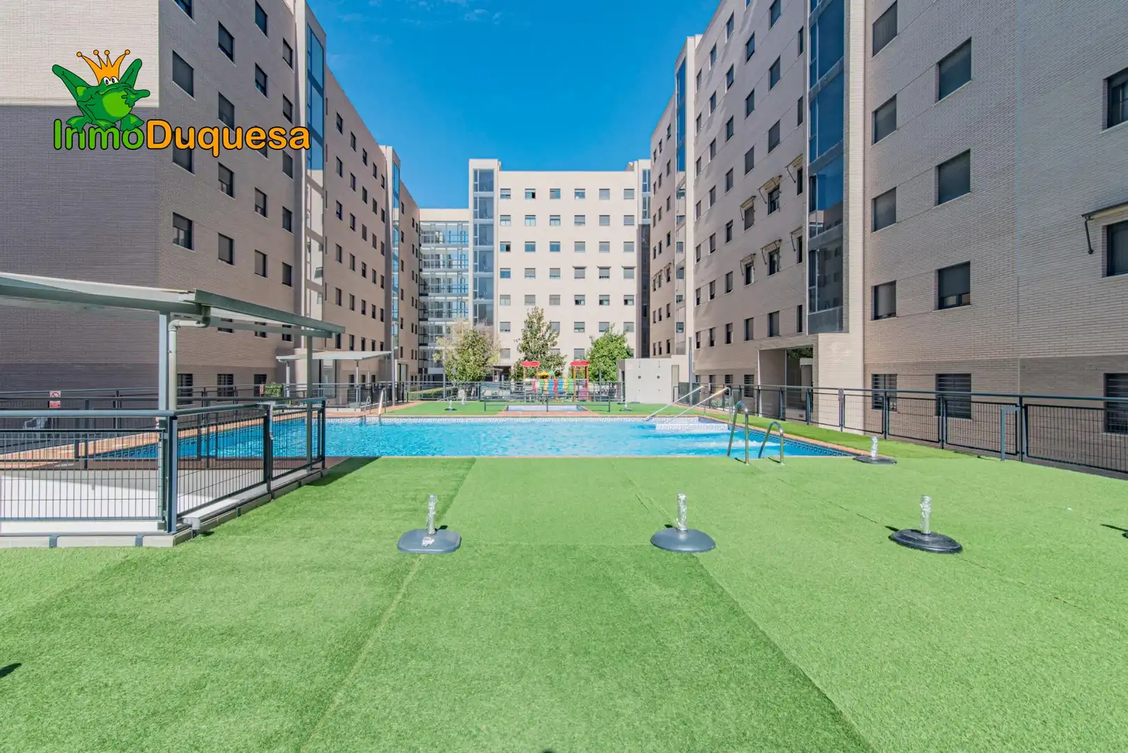 Piscina de Piso en venta en Granada con Aire acondicionado, Calefacción y Jardín privado