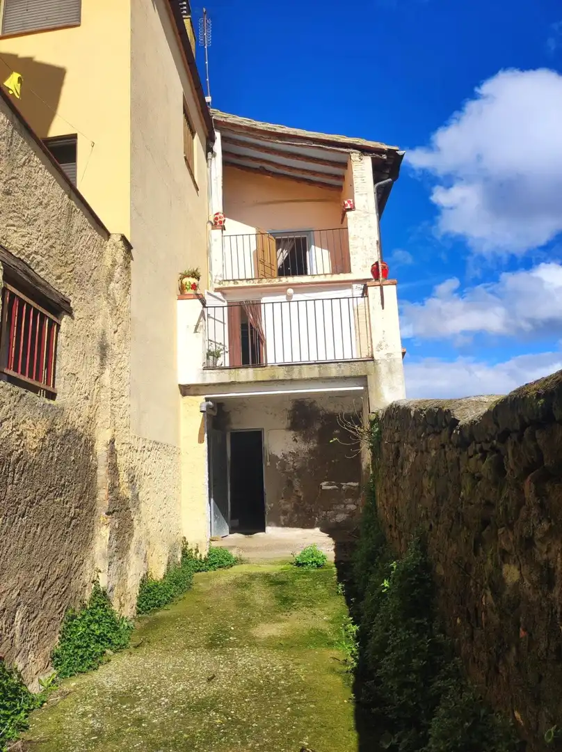 Außenansicht von Einfamilien-Reihenhaus zum Verkauf in Azlor mit Terrasse, Abstellraum und Balkon