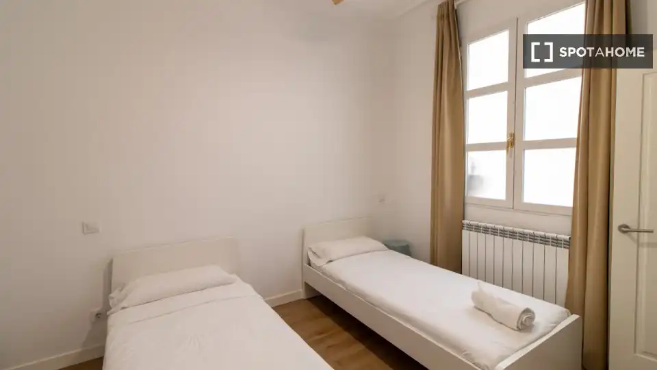 Bedroom of Flat for rent in Madrid  with Air Conditioner, Heating and Furnished