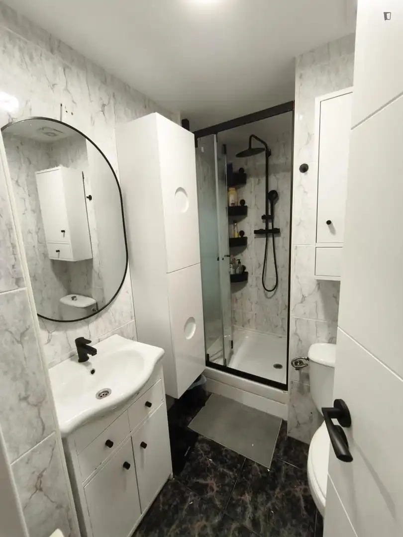 Bany de Apartament per a compartir en Alcobendas amb Aire condicionat, Moblat i Forn