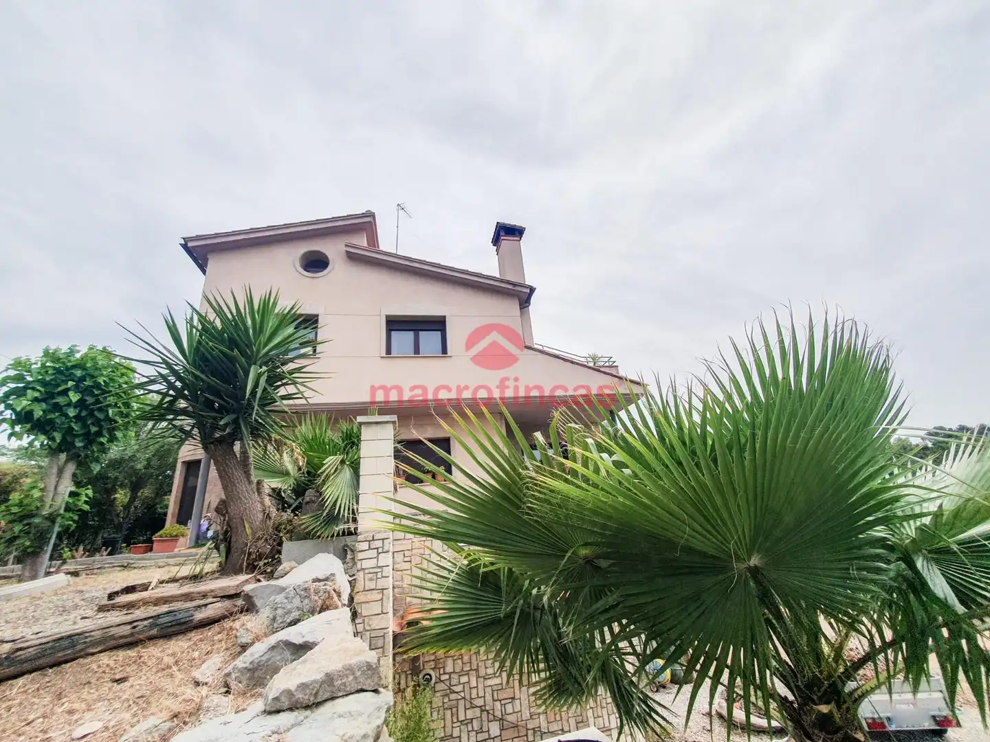 Vista exterior de Casa o xalet en venda en Olesa de Montserrat amb Aire condicionat, Jardí privat i Terrassa