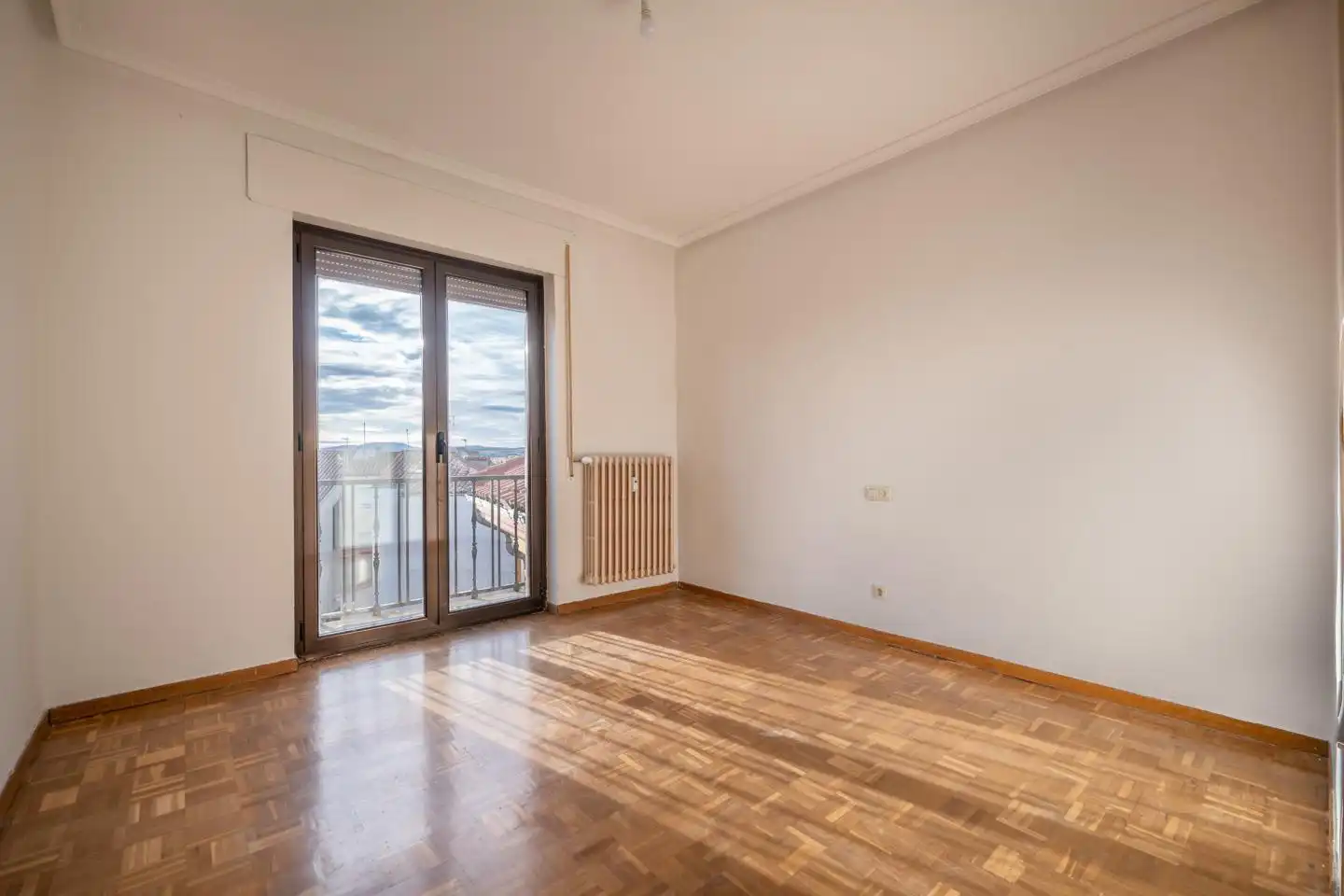 Dormitori de Pis en venda en Ávila amb Calefacció, Parquet i Terrassa