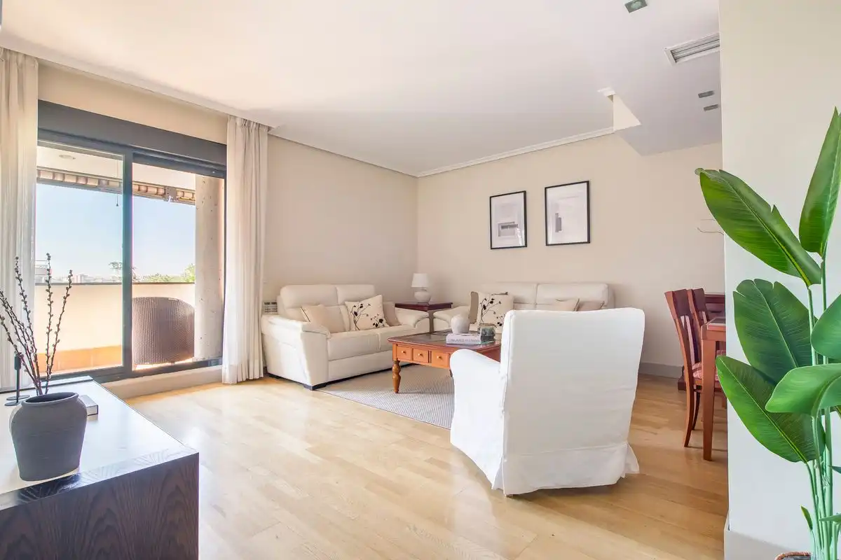 Sala d'estar de Àtic en venda en Pozuelo de Alarcón amb Aire condicionat, Calefacció i Jardí privat