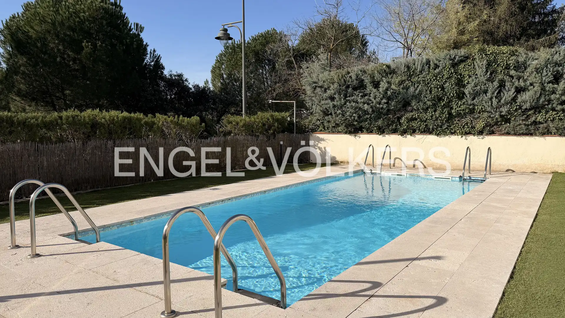 Piscina de Dúplex de alquiler en La Moraleja con Aire acondicionado, Calefacción y Jardín privado