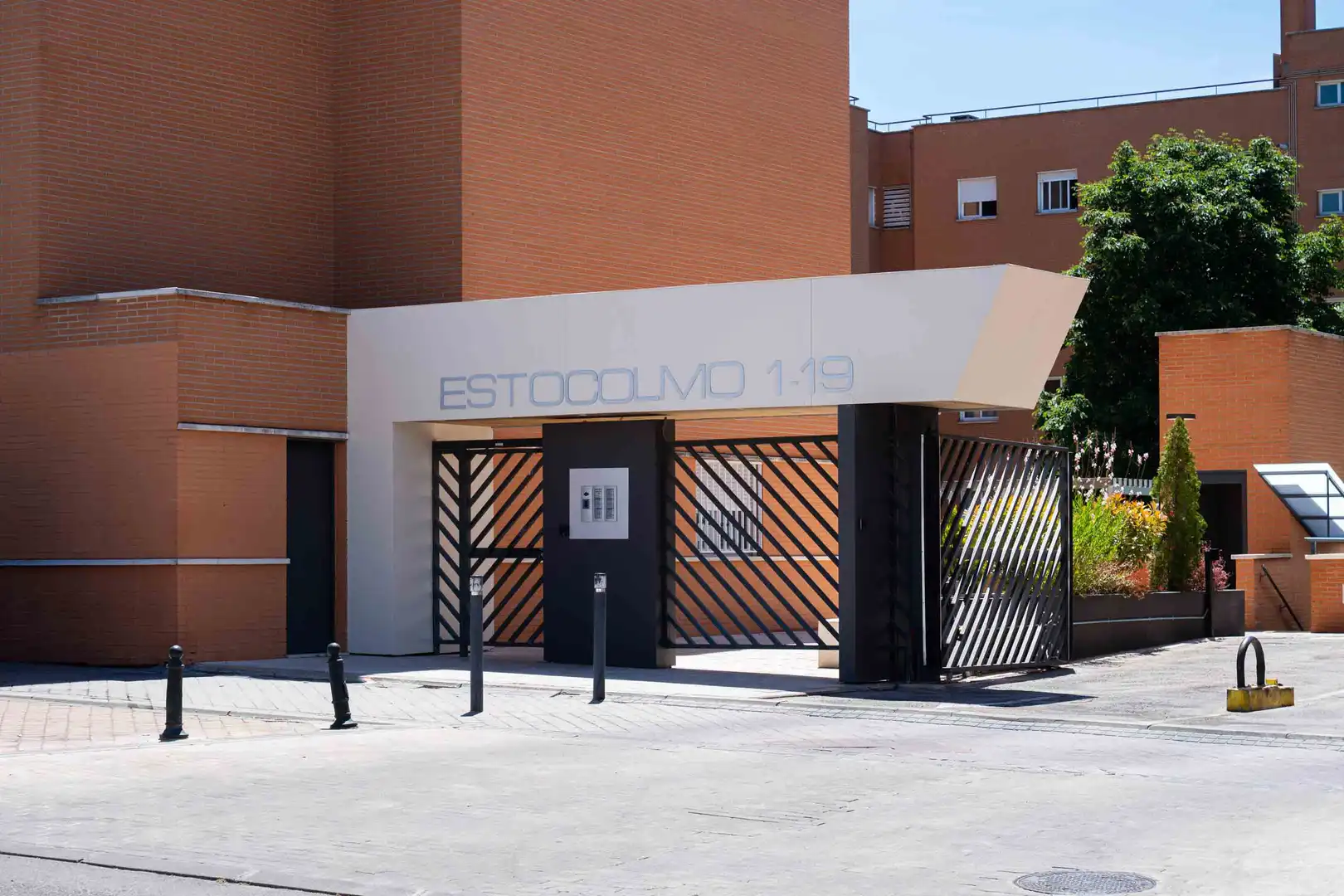 Exterior view of Flat for sale in Alcorcón  with Air Conditioner, Terrace and Storage room