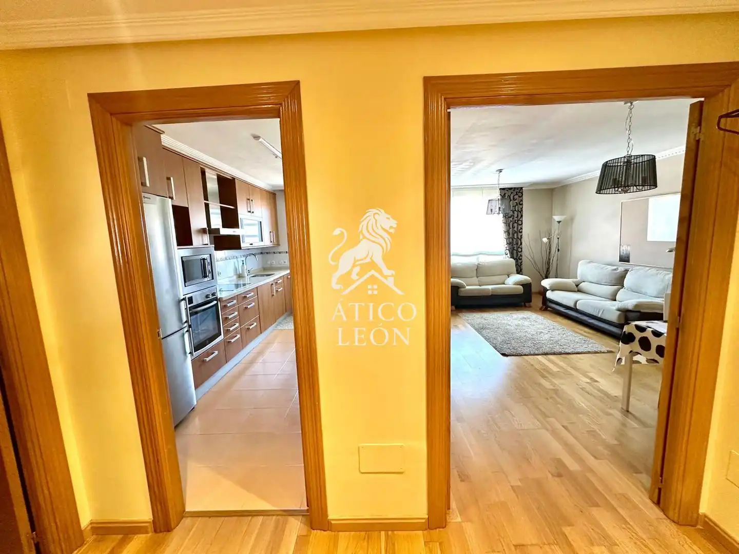Sala de estar de Piso en venta en León Capital  con Calefacción, Terraza y Trastero
