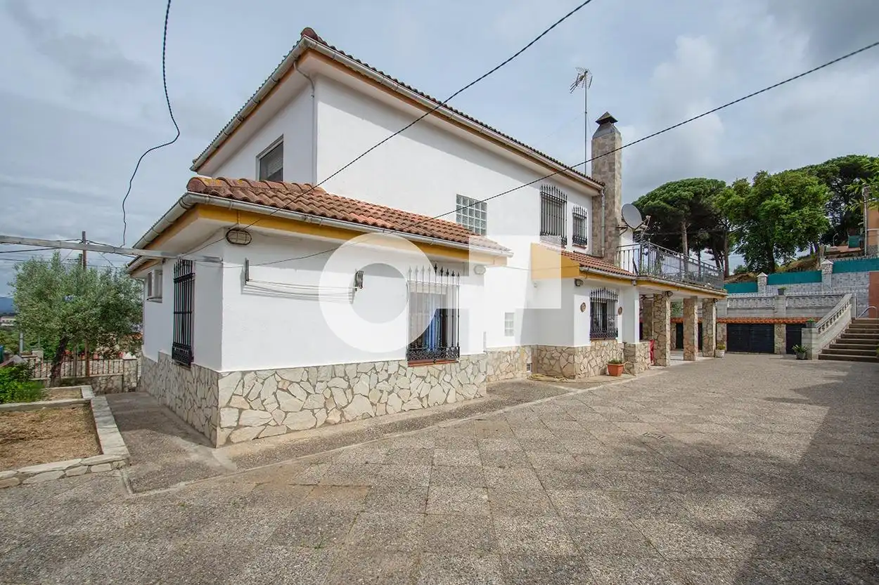 Vista exterior de Casa o xalet en venda en Tordera amb Calefacció, Terrassa i Piscina