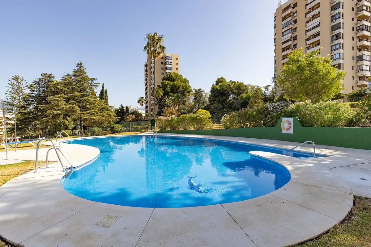 Piscina de Apartamento en venta en Marbella con Aire acondicionado, Amueblado y Horno