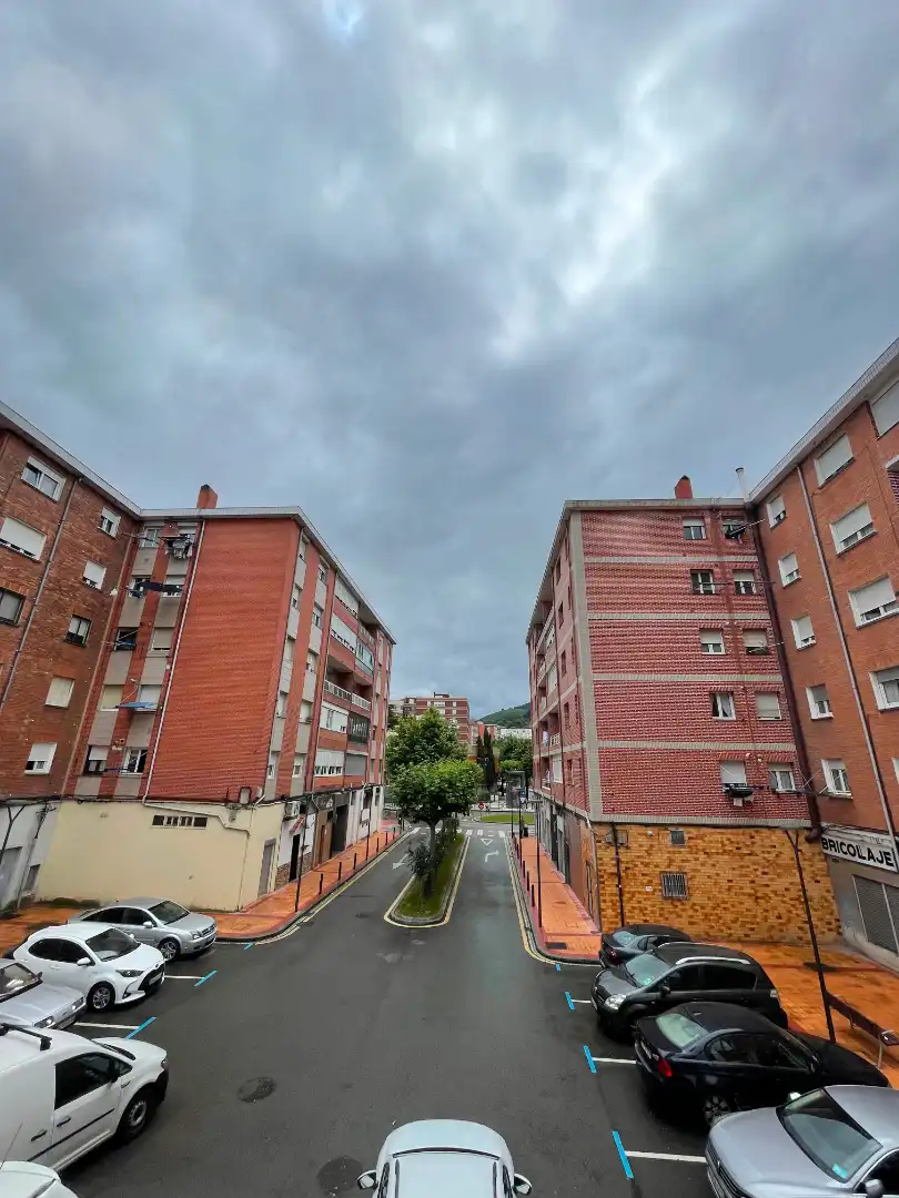 Vista exterior de Piso en venta en Barakaldo  con Calefacción, Parquet y Amueblado