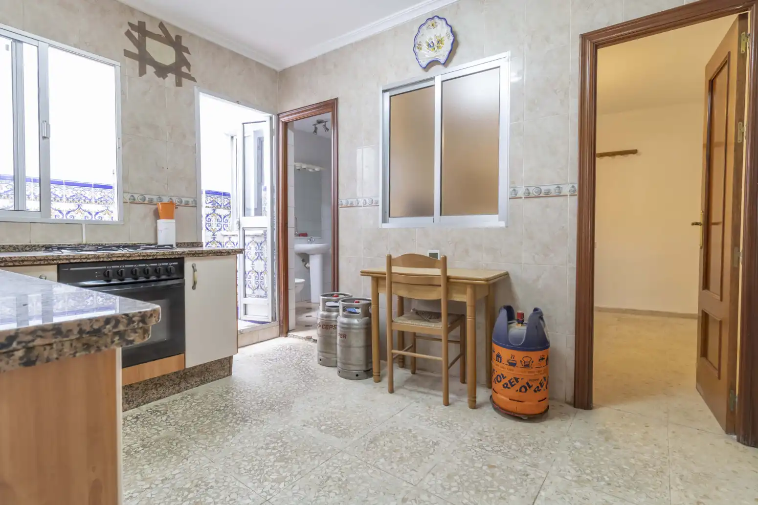 Küche von Einfamilien-Reihenhaus zum Verkauf in Sevilla mit Terrasse, Abstellraum und Balkon