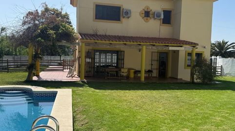 Se vende Chalet independiente con piscina privada en Urbanización Los Pinos, Algeciras
