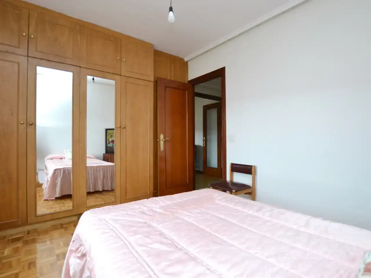 Dormitori de Àtic en venda en Oviedo  amb Parquet, Traster i Moblat