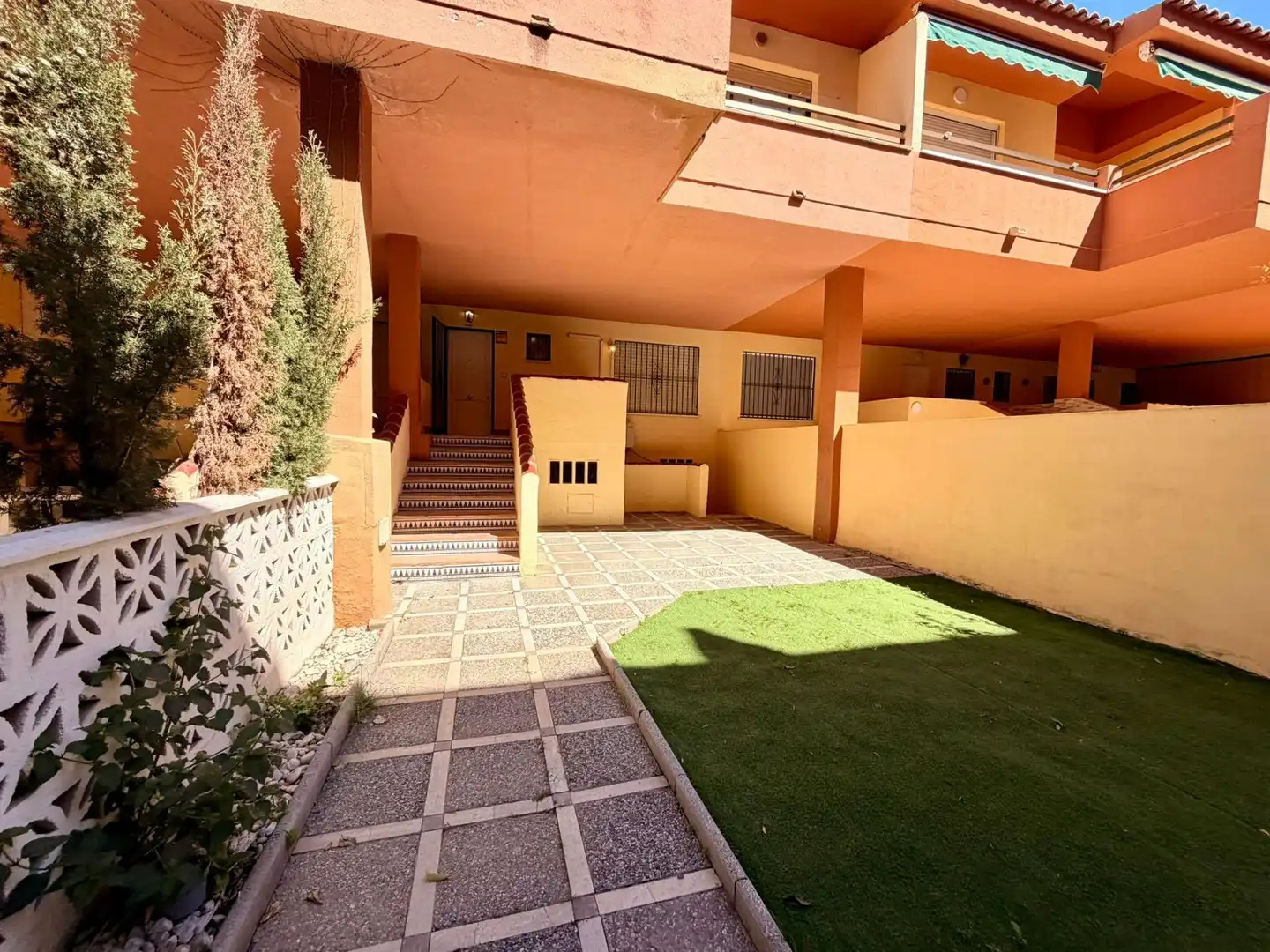 Vista exterior de Casa o xalet en venda en Salobreña amb Jardí privat, Terrassa i Balcó