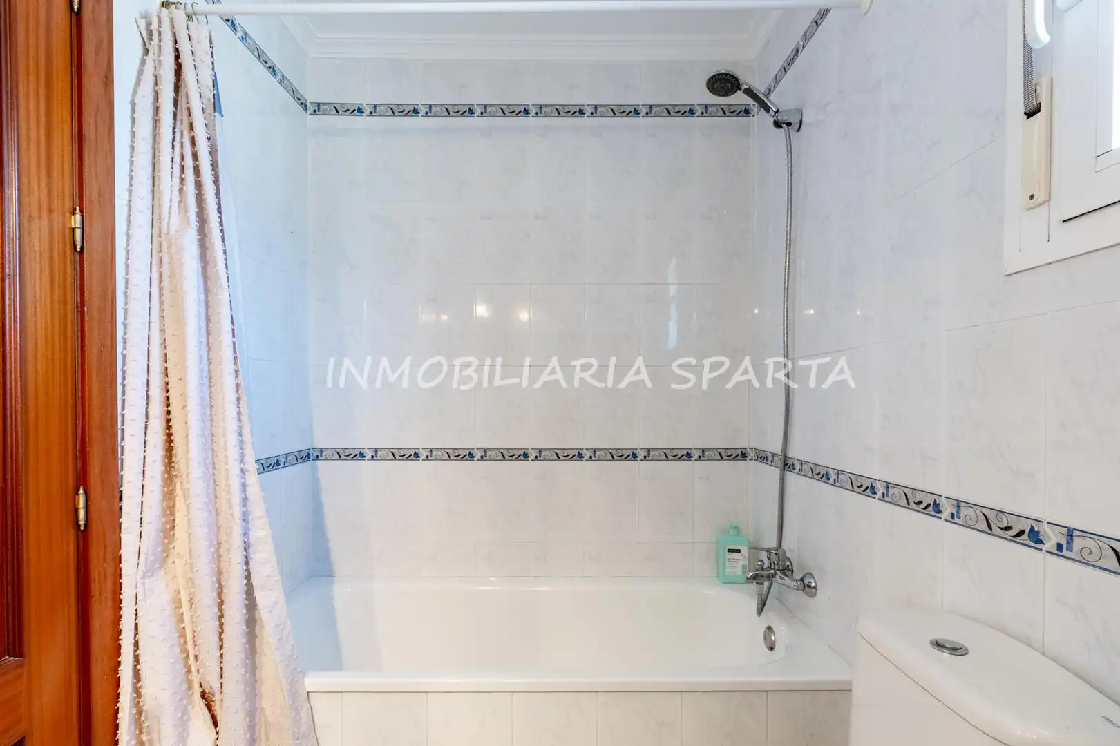 Bany de Casa adosada en venda en Espartinas amb Aire condicionat, Jardí privat i Forn