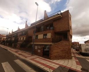 Vista exterior de Casa adosada en venda en San Andrés del Rabanedo amb Terrassa i Balcó