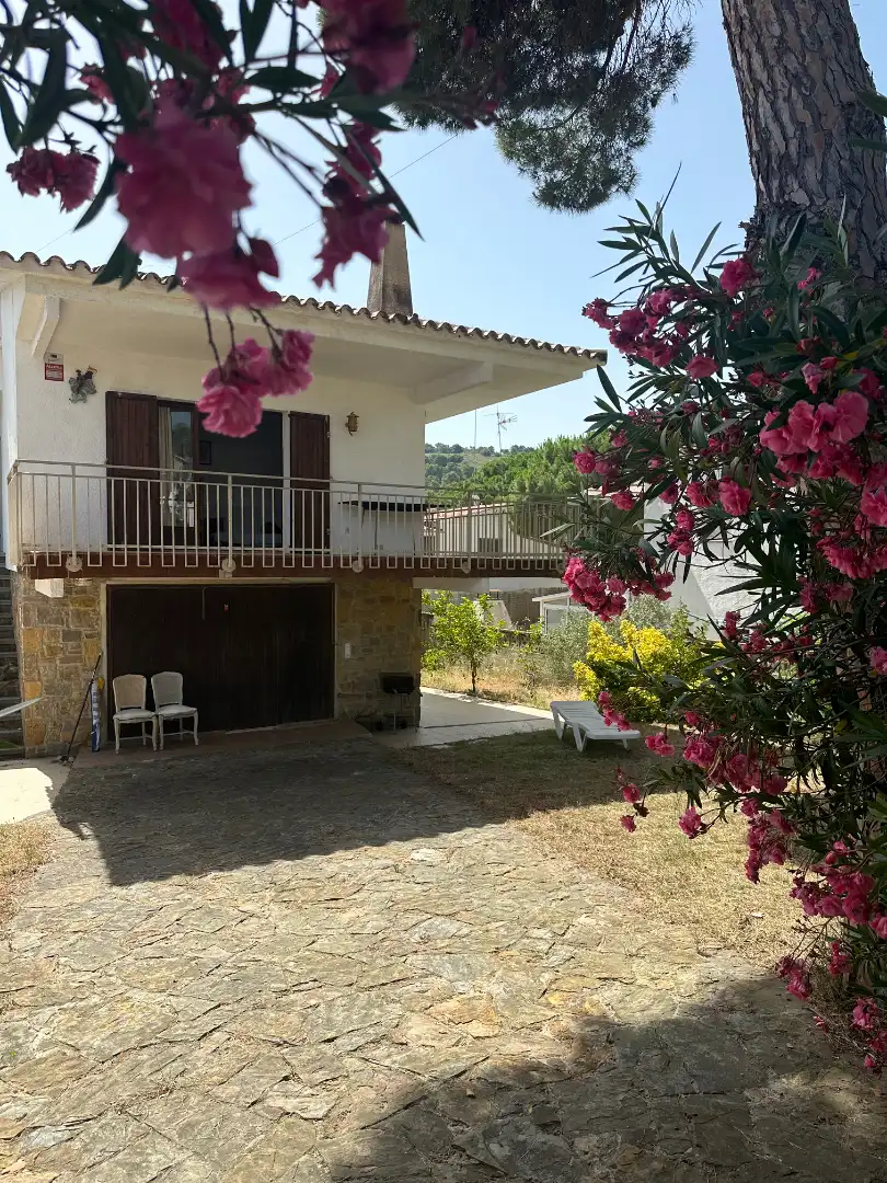 Vista exterior de Casa o xalet en venda en L'Escala amb Jardí privat i Terrassa