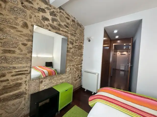 Schlafzimmer von Wohnungen zur Miete in Santiago de Compostela  mit Heizung, Privatgarten und Parkett