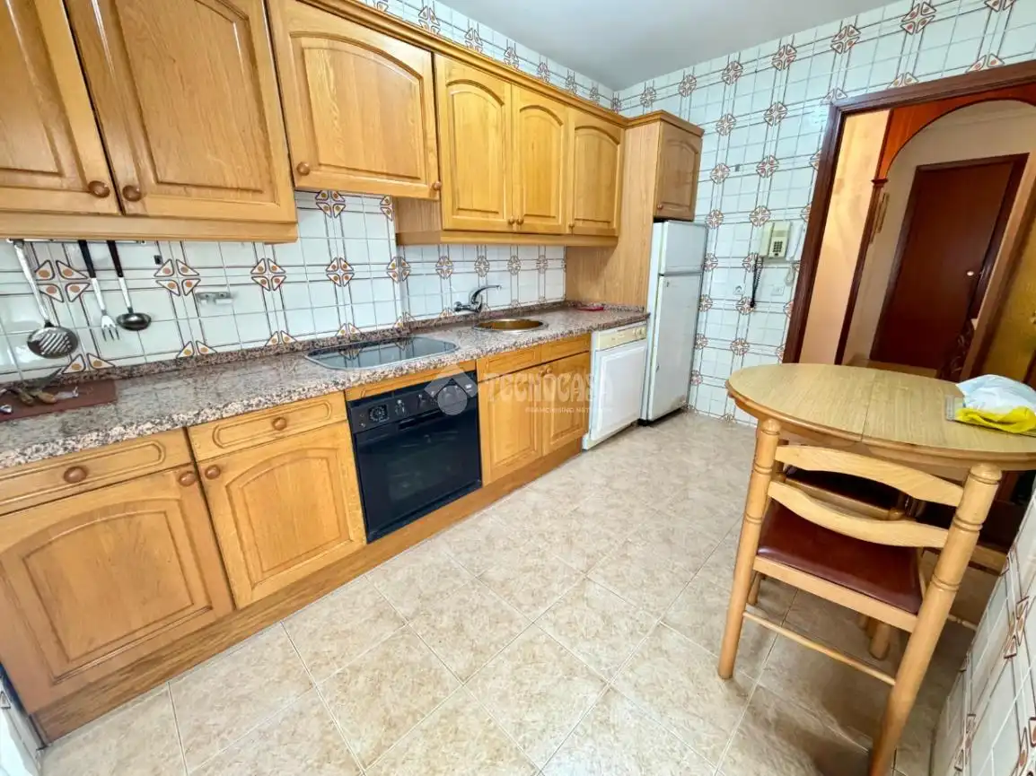 Cuina de Pis en venda en León Capital  amb Calefacció, Parquet i Terrassa
