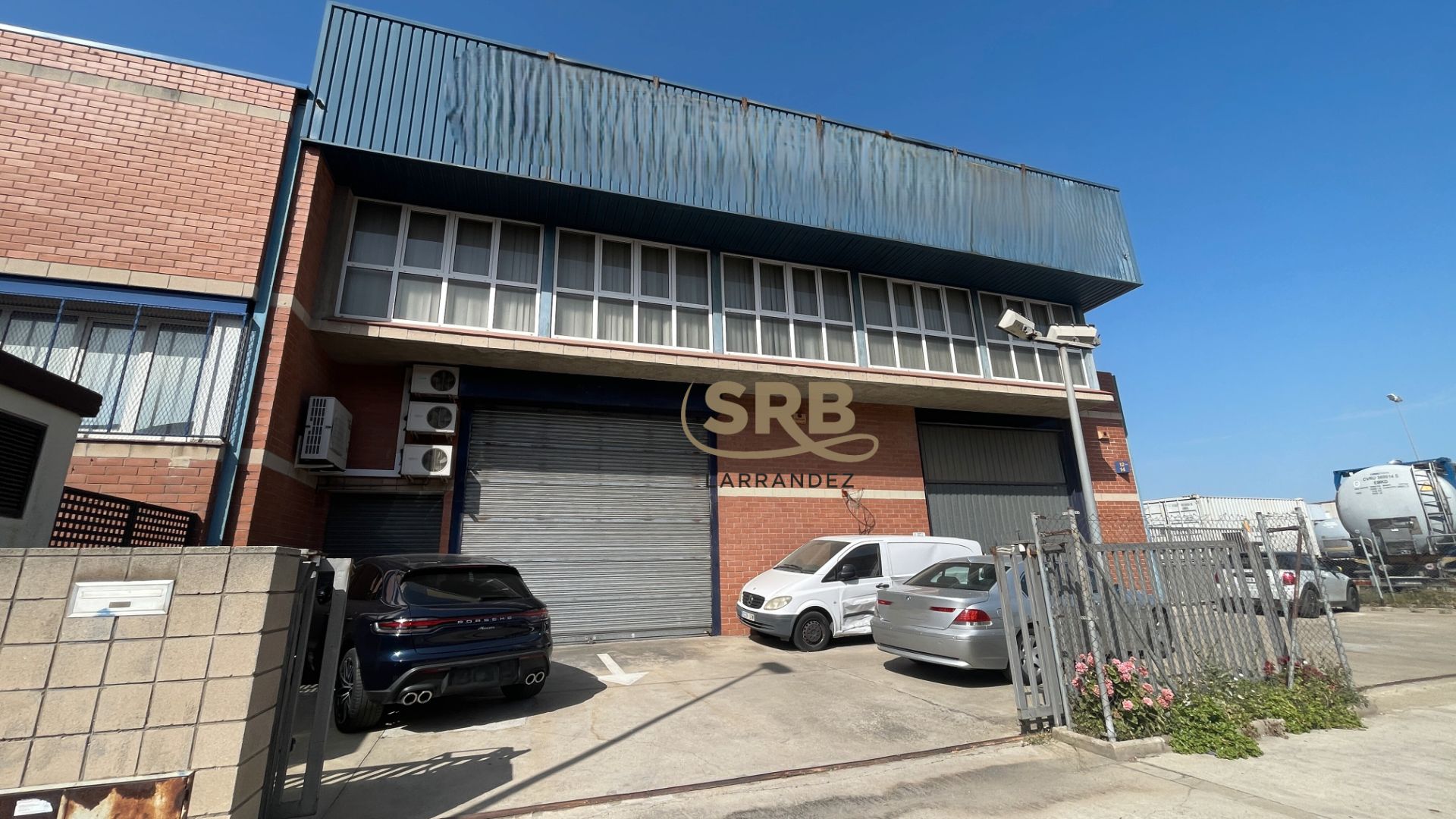 Vista exterior de Nau industrial en venda en Molins de Rei amb Alarma