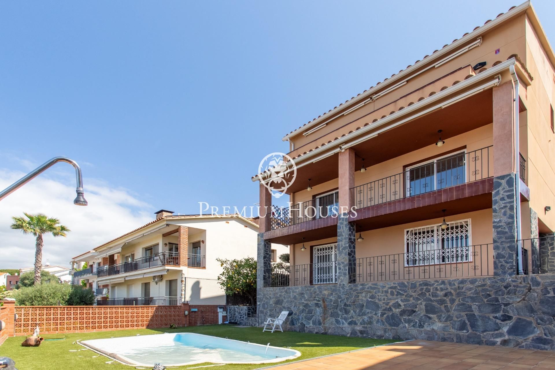 Vista exterior de Casa o xalet en venda en Arenys de Mar amb Calefacció, Jardí privat i Terrassa