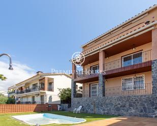 Vista exterior de Casa o xalet en venda en Arenys de Mar amb Calefacció, Jardí privat i Terrassa