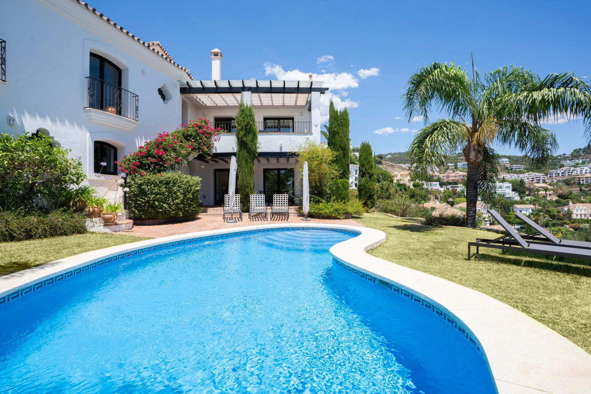 Vista exterior de Casa o xalet de lloguer en Benahavís amb Aire condicionat, Jardí privat i Terrassa